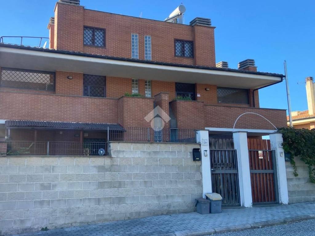 appartamento in vendita a Roma in zona Torre Angela