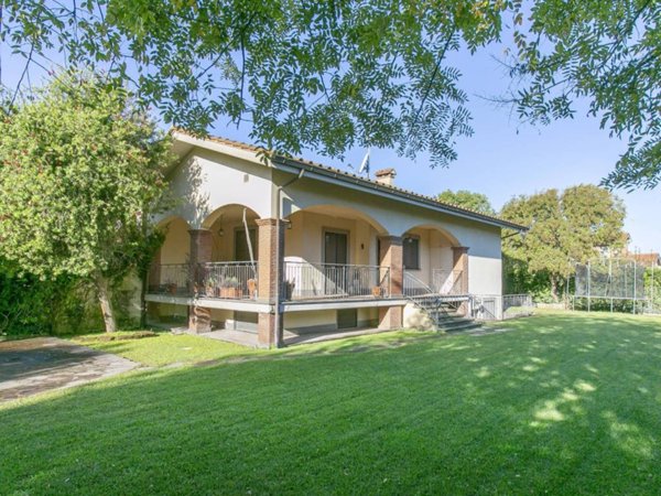 casa indipendente in vendita a Roma in zona Casal Palocco