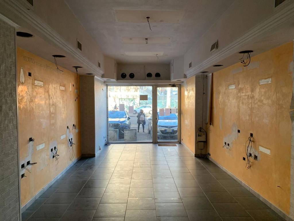 negozio in vendita a Roma in zona Ponte Mammolo