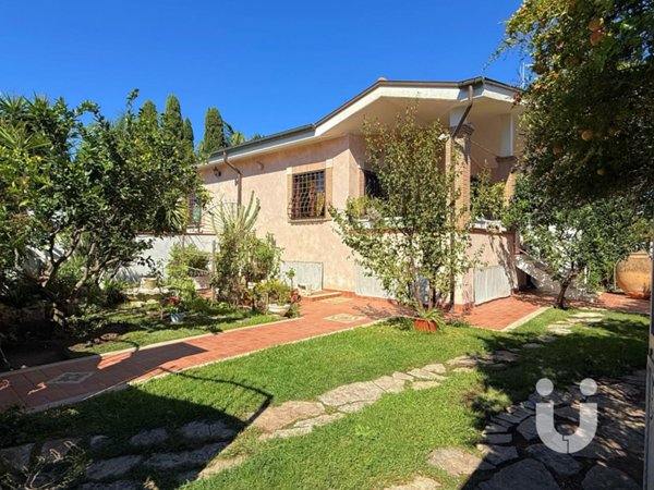 casa indipendente in vendita a Roma