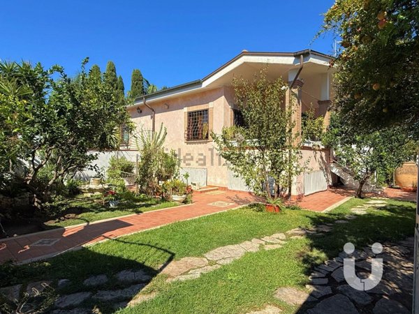 casa indipendente in vendita a Roma