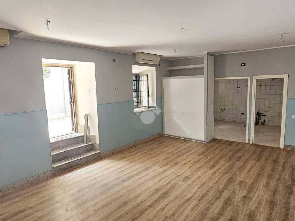 negozio in vendita a Roma in zona Appio Claudio