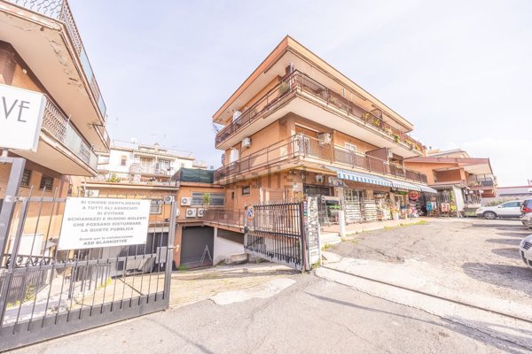 negozio in vendita a Roma in zona Finocchio