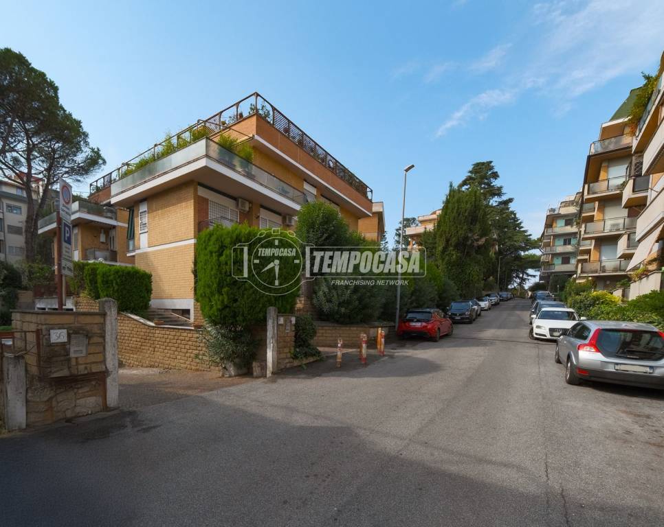 appartamento in vendita a Roma in zona Tomba di Nerone
