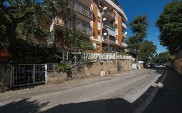appartamento in vendita a Roma in zona Tomba di Nerone