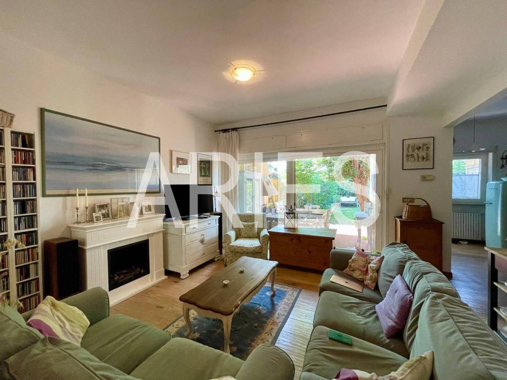 casa indipendente in vendita a Roma in zona Casal Palocco