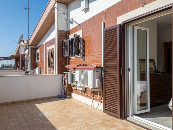 casa indipendente in vendita a Roma in zona Casal Palocco