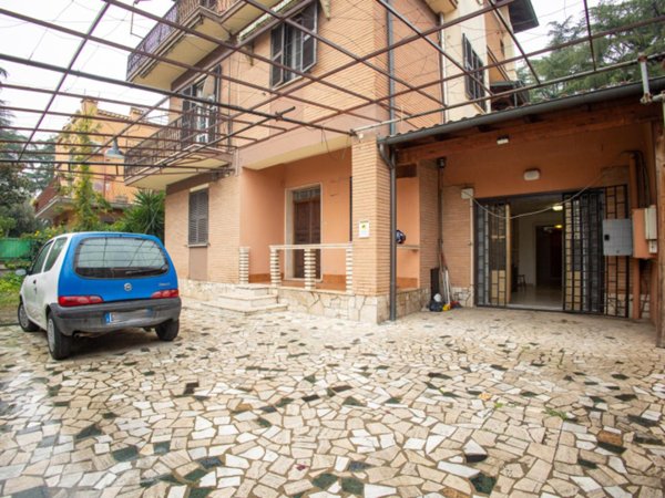 appartamento in vendita a Roma in zona Torre Angela