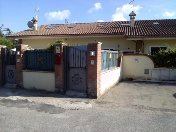 casa indipendente in vendita a Roma in zona Finocchio