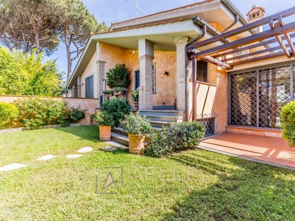 casa indipendente in vendita a Roma in zona Infernetto