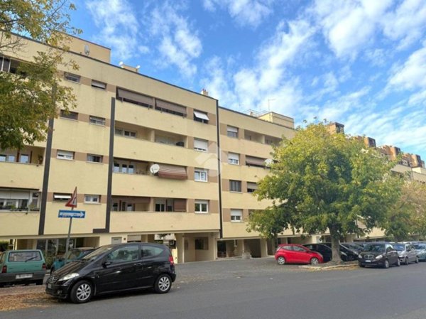 appartamento in vendita a Roma in zona Tor de' Cenci