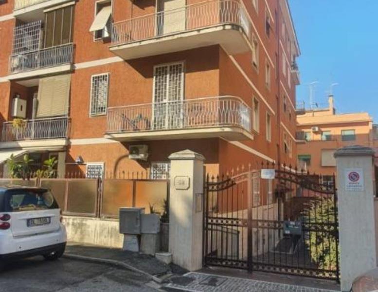 appartamento in vendita a Roma in zona Tuscolano