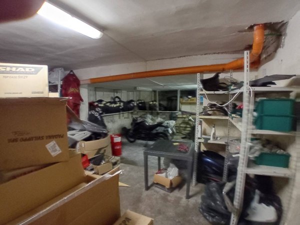 locale commerciale in vendita a Roma in zona Tor di Quinto