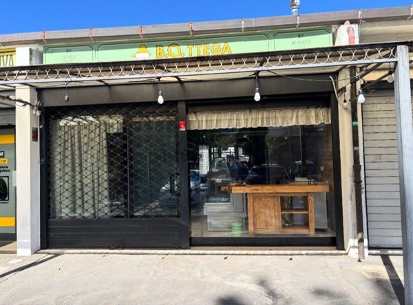locale commerciale in vendita a Roma in zona Torrione Cerquetta