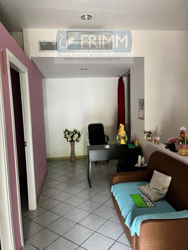 locale commerciale in vendita a Roma in zona Castel Giubileo