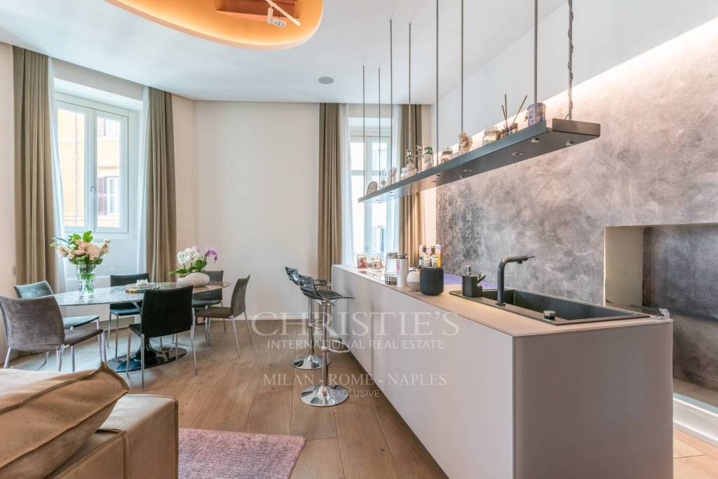 appartamento in vendita a Roma in zona Parione/Sant'Eustachio