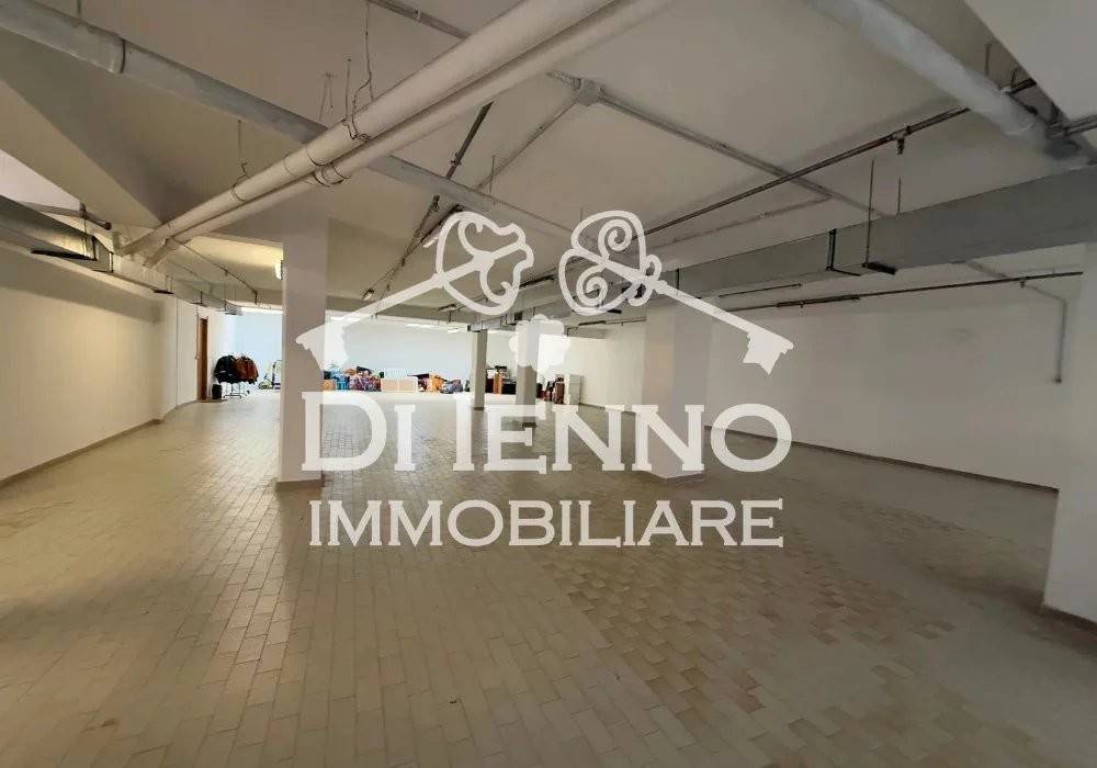 locale commerciale in vendita a Roma in zona Tomba di Nerone