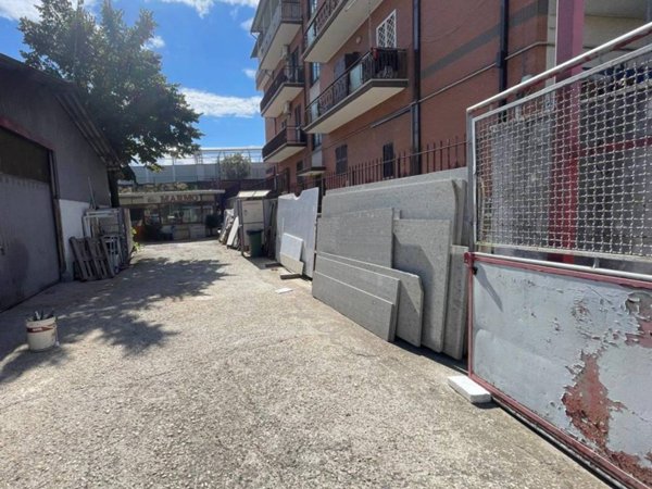 locale commerciale in vendita a Roma in zona Torre Angela