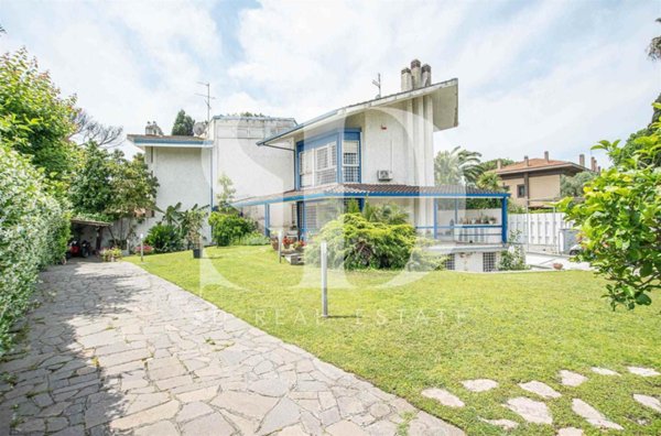 casa indipendente in vendita a Roma in zona Casal Palocco