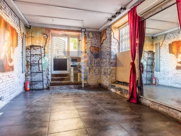 negozio in vendita a Roma in zona Appio Latino