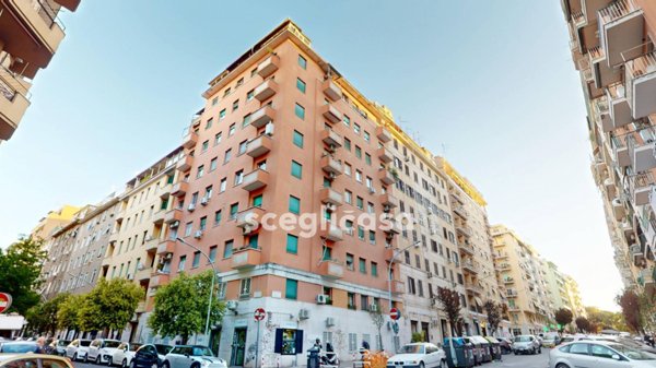 locale commerciale in vendita a Roma in zona Tuscolano