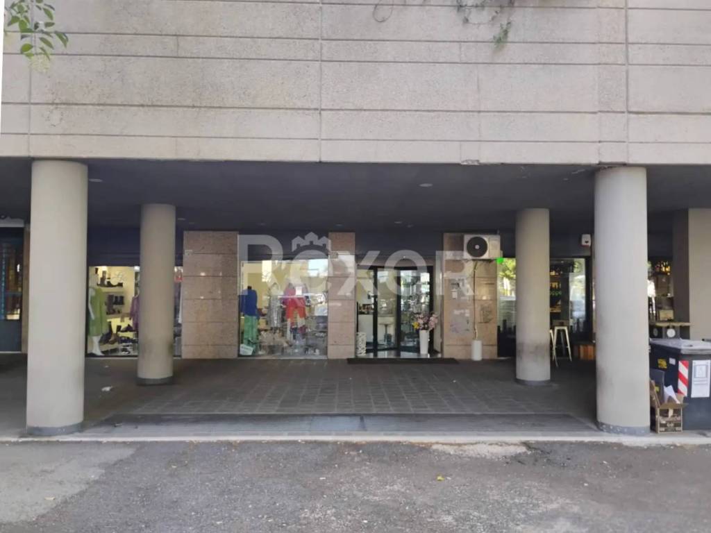 negozio in vendita a Roma in zona Torrino