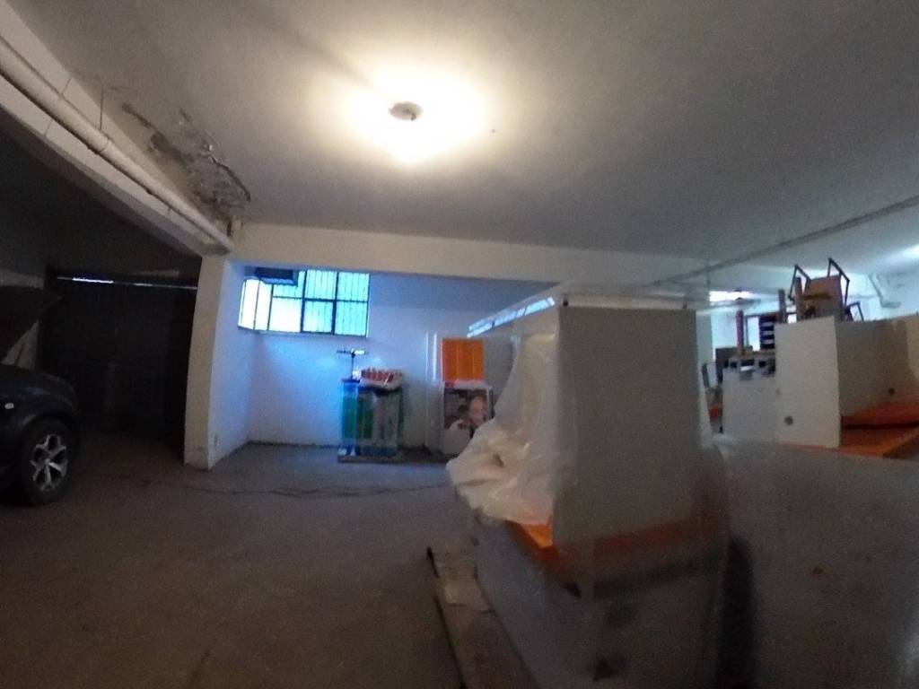 locale commerciale in vendita a Roma in zona Romanina