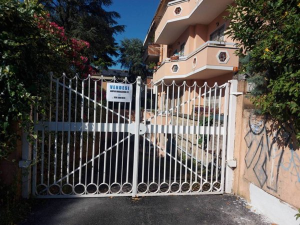 locale commerciale in vendita a Roma in zona Tor Vergata/Torrenova