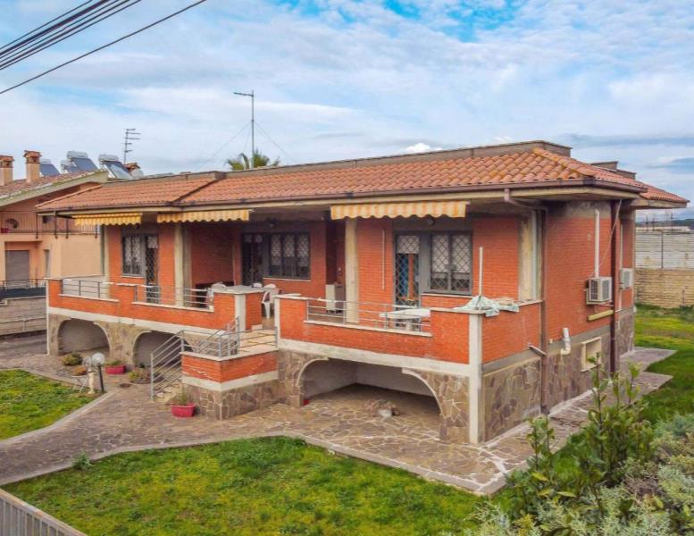 casa indipendente in vendita a Roma in zona Lago Regillo