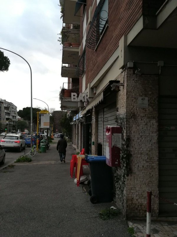 locale commerciale in vendita a Roma in zona Ardeatino