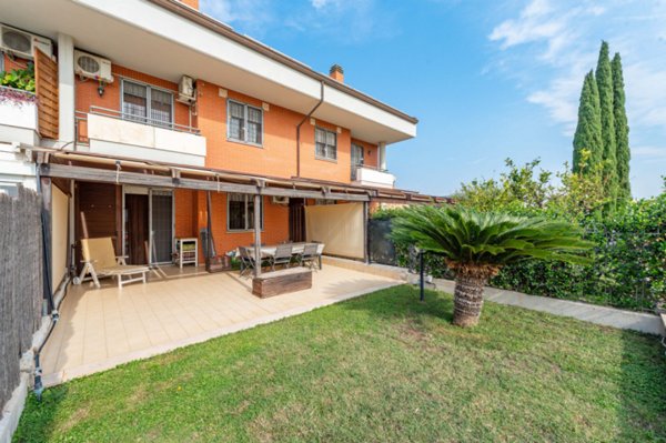 casa indipendente in vendita a Roma in zona Dragoncello