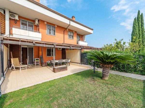 casa indipendente in vendita a Roma in zona Dragoncello
