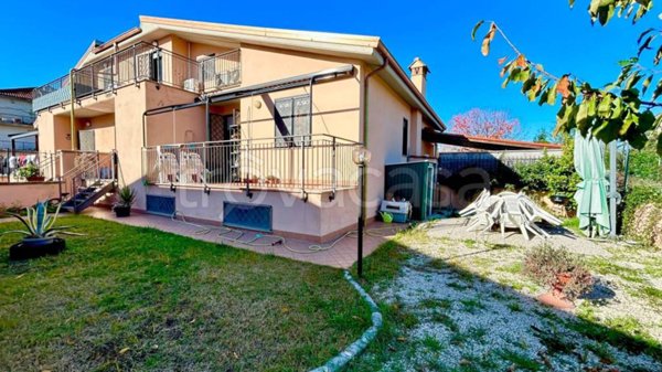 casa indipendente in vendita a Roma in zona Lago Regillo