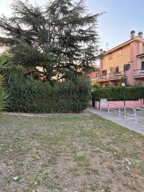 casa indipendente in vendita a Roma in zona Torre Angela