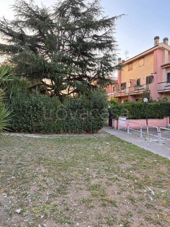casa indipendente in vendita a Roma in zona Torre Angela