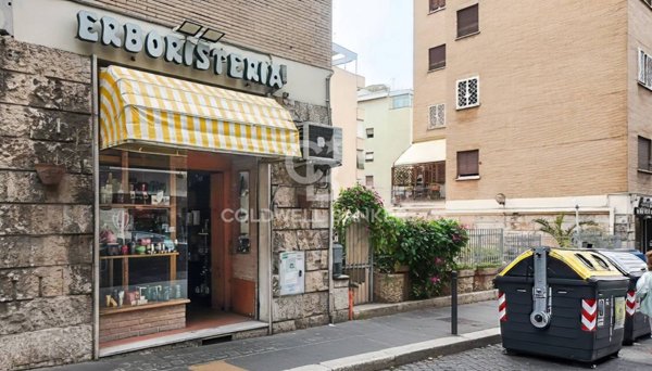 locale commerciale in vendita a Roma