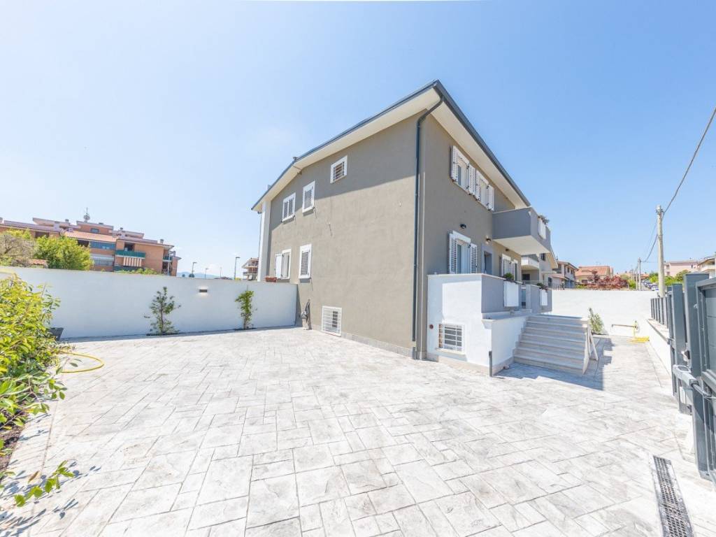 casa indipendente in vendita a Roma in zona Lunghezza