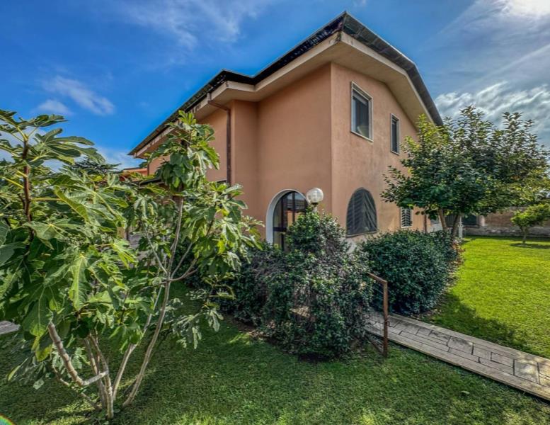 casa indipendente in vendita a Roma in zona Infernetto