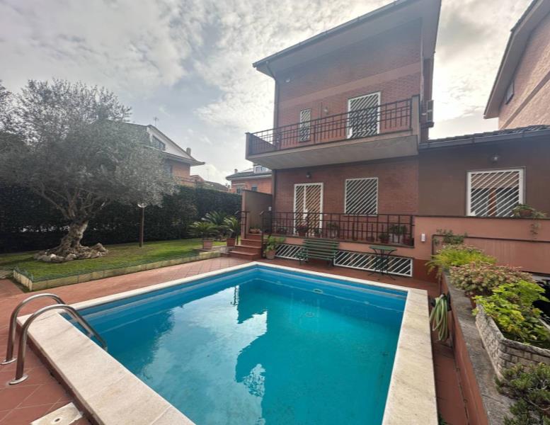 casa indipendente in vendita a Roma in zona Axa