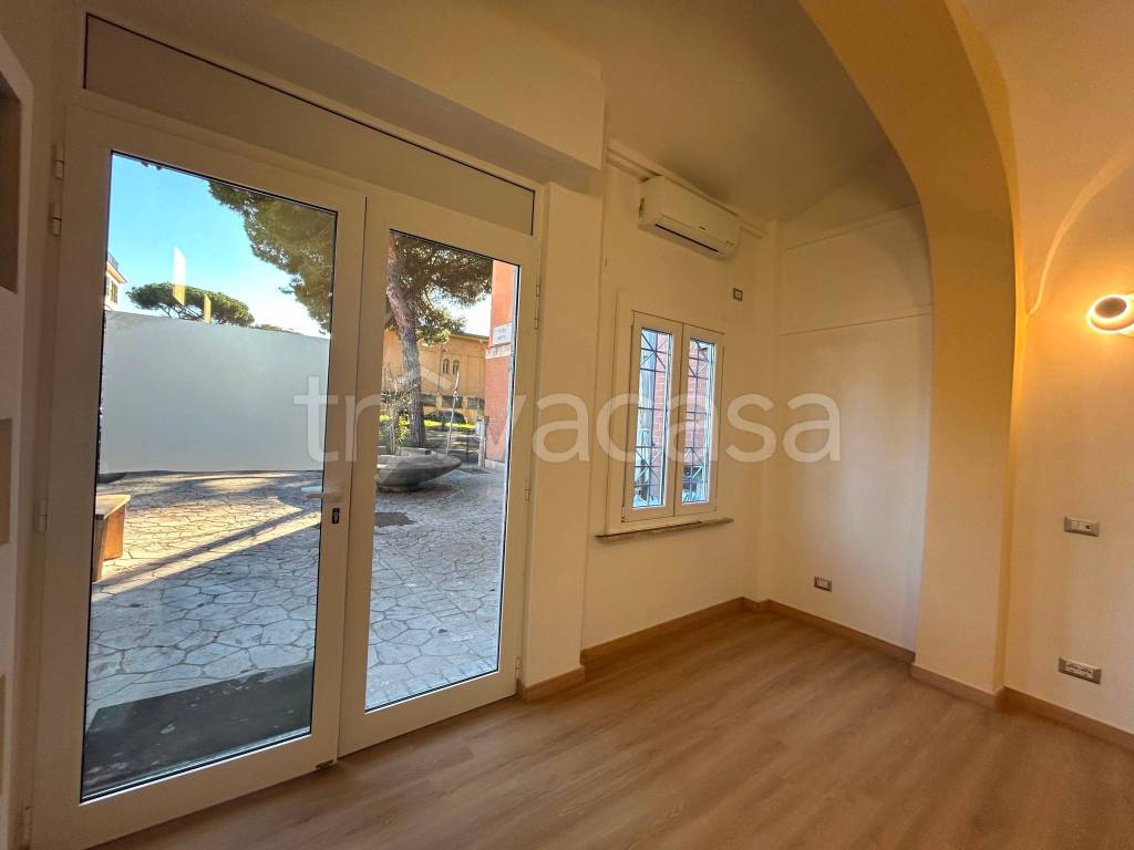 negozio in vendita a Roma in zona Appio Claudio