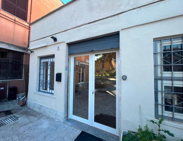 locale commerciale in vendita a Roma in zona Appio Claudio