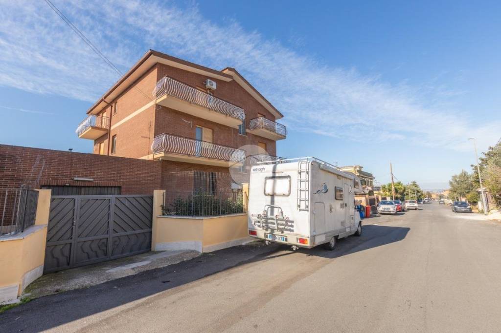 appartamento in vendita a Roma in zona Giardini di Corcolle