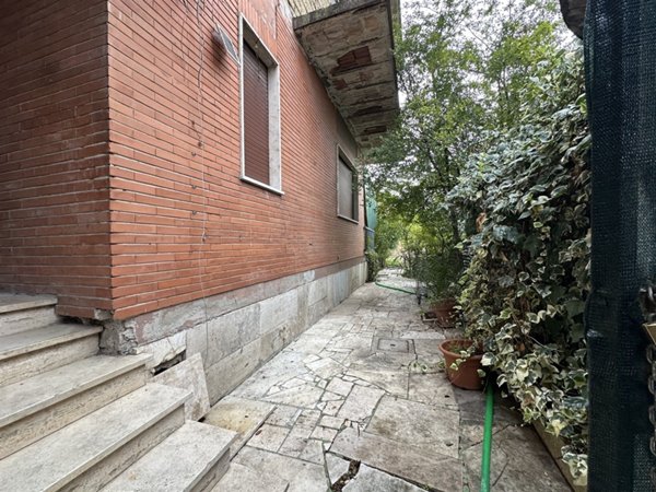 casa indipendente in vendita a Roma in zona Lago Regillo