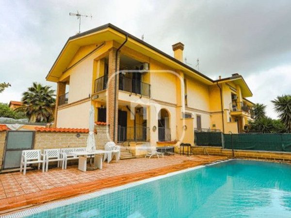 casa indipendente in vendita a Roma in zona Lunghezza