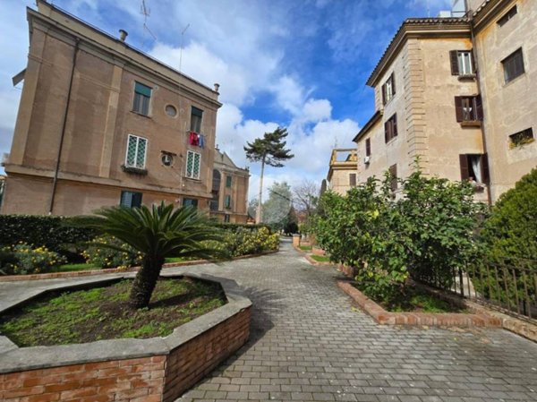 appartamento in vendita a Roma in zona Ostiense