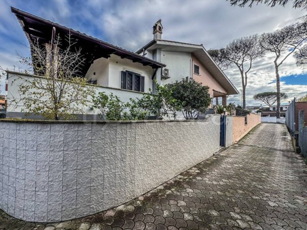 casa indipendente in vendita a Roma in zona Infernetto