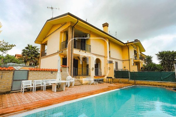 casa indipendente in vendita a Roma in zona Lunghezza