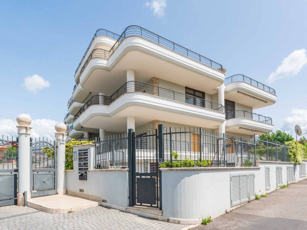 appartamento in vendita a Roma in zona Borghesiana