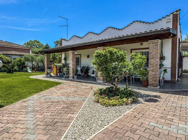 casa indipendente in vendita a Roma in zona Infernetto