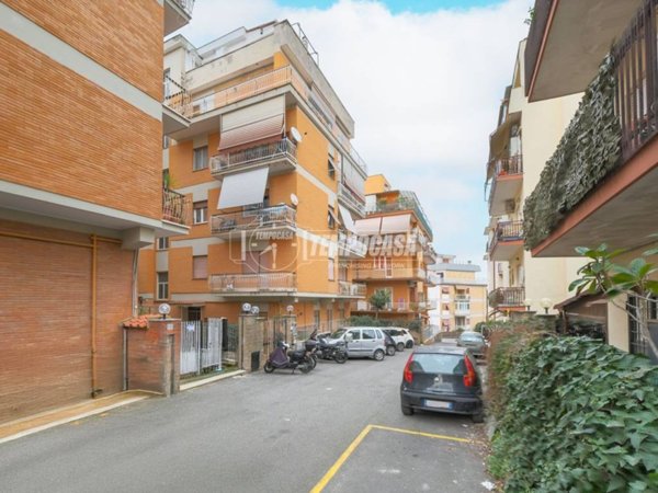 appartamento in vendita a Roma in zona Tomba di Nerone